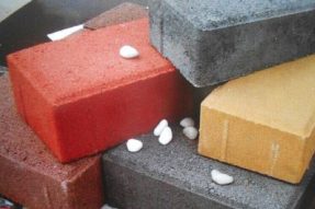 如何澆筑一塊高質(zhì)量的水泥彩磚？